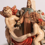 Particolare Acquasantiera in marmo colorato con Madonna del Miracolo e angeli - Galleria Mariana