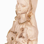 Particolare Acquasantiera in marmo con Madonna con bambino - Galleria Mariana