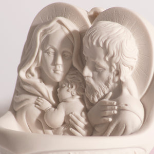 Particolare Acquasantiera in marmo bianco con cuore e Sacra Famiglia - Galleria Mariana